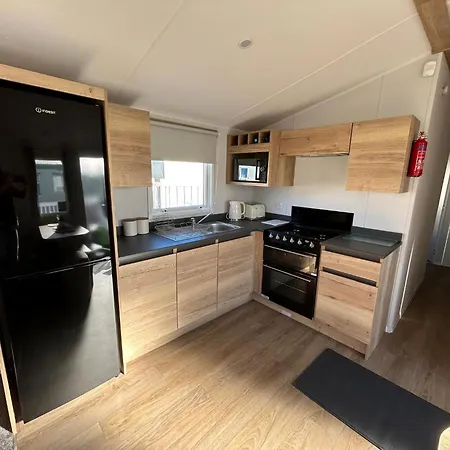 Beautiful 8 Berth Caravan With Decking At Naze Marine Holiday Park Ref 17344Br Walton-on-the-Naze Exterior photo