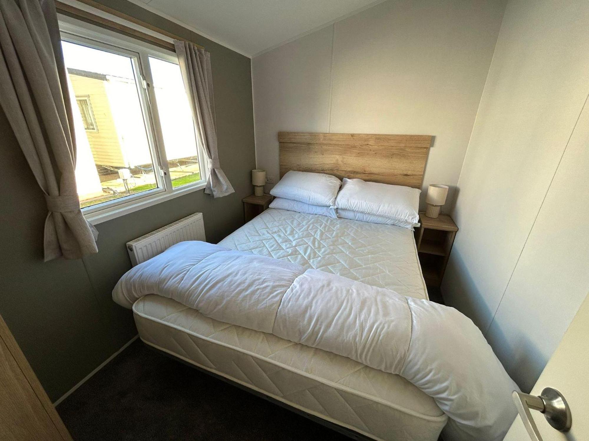 Beautiful 8 Berth Caravan With Decking At Naze Marine Ref 17344br Campsite *