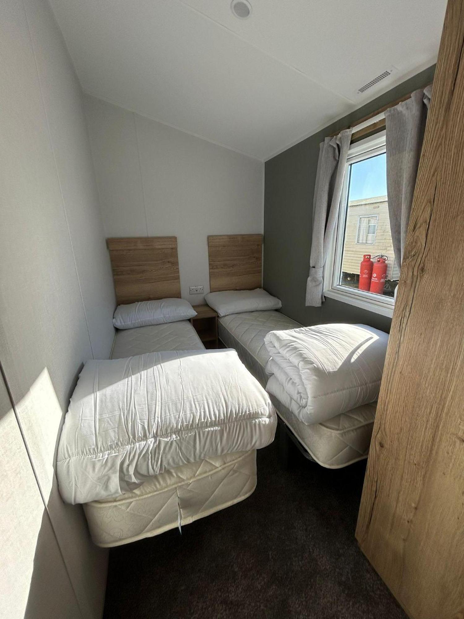 Beautiful 8 Berth Caravan With Decking At Naze Marine Ref 17344br Campsite Walton-on-the-Naze